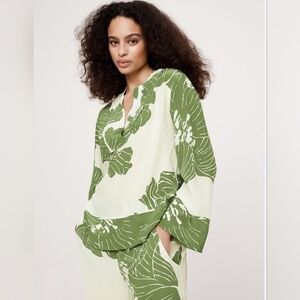 Banana Republic- Relaxed Matte Silk V-Neck Pullover Top Green Floral Print-Small